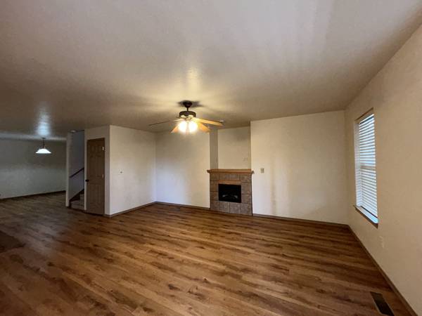 $2,665 / 4br - 2238ft2 - 1051 E Cascade - Oferta de mudanza - Casa de 4 dormitorios / 2.5 baños (Sisters)63839289729025124