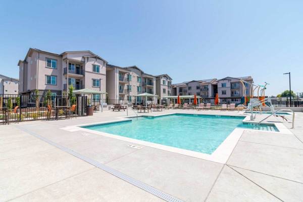 $2,235 / 1br - 724ft2 - Amplios armarios con estantes, estacionamiento cubierto, cochera (1349 Blossom Ave, Suisun City, CA)63844737538561121
