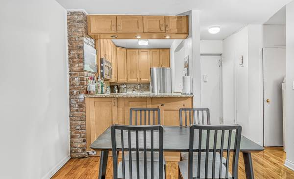 $2,080 / 1br - 600ft2 - Subarriendo ahora disponible! Un dormitorio en el corazón de Hills Kitchen (Uptown)63862608534401123