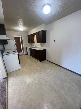 $1,100 / 2br - 900ft2 - 🏡 2BR Gem –  Pool, Pet-Friendly, Dog Park (10905 North Mill Court, Omaha, NE)64020839635586123