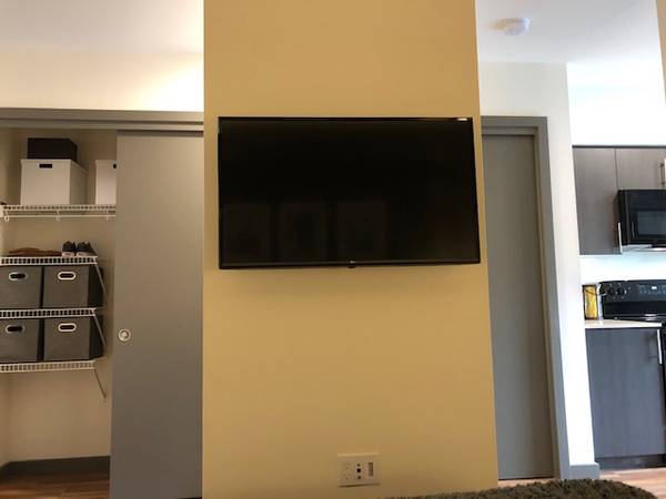 $2,225 / 1br - 553ft2 - Open 1x1 w/ Balcony in Adored Neighborhood (Lower Queen Anne)64031309061378124