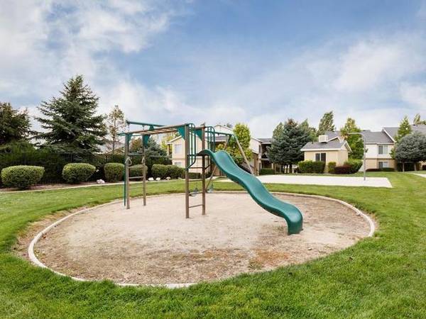 $1,714 / 2br - 917ft2 - Full Size Outdoor Basketball Court, Playground, Spacious Floor Plans63671024701185123