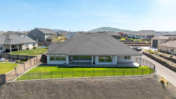 $870,000 / 4br - 3810ft2 - ✨¡REDUCCIÓN DE PRECIO! Refugio en la colina en un lote amplio de 0.5 acres (West Richland)63662891499649124