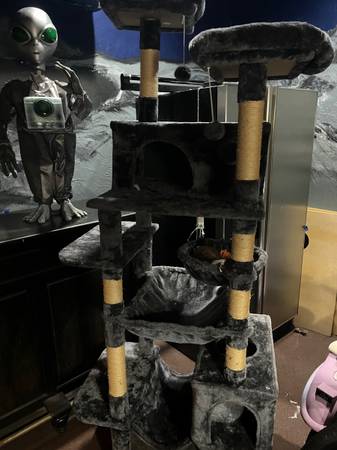 Cat Tower Like New 1