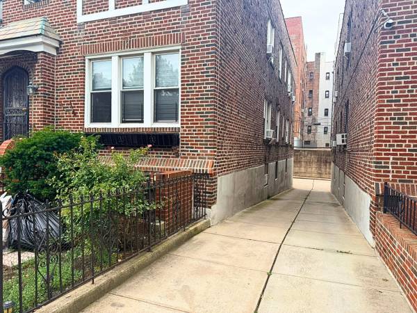 $400 1 Garage Space For SUV or Smaller (Sunnyside)63854480233857122