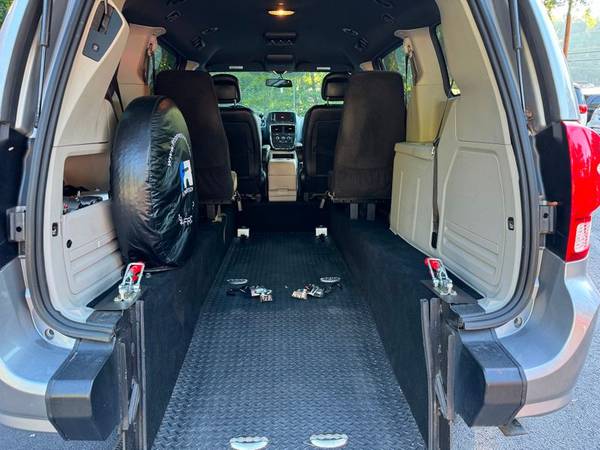 2017 *Dodge* *Grand* *Caravan* *SXT* - $36,900 (Dodge Grand Caravan)63620341295619123