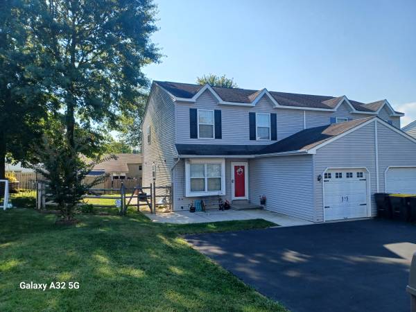 $2,700 / 3br - 3 BR, 2 Full Bath, 2 Half Bath Twin Home on Tucked Away Road (Horsham)64024499335425120