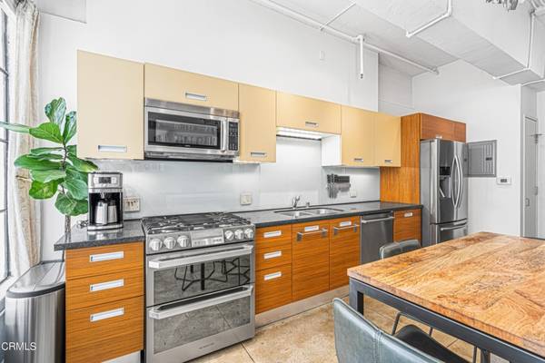 $1,800 / 1br - 670ft2 - Live and work in beautiful 'Cornell' building located in the Fash/Dist (Los Angeles, CA)63766967451905123