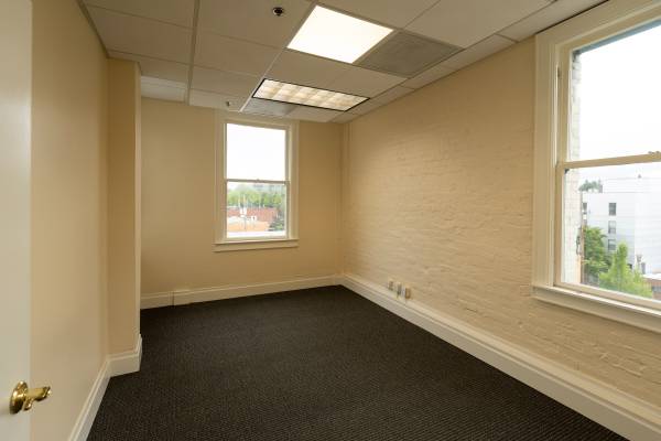 $1,710 / 733ft2 - Excellent Office Space in the Historic Heritage Building63914739394179122