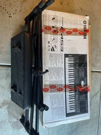 Yamaha PSR-E473 keyboard 1