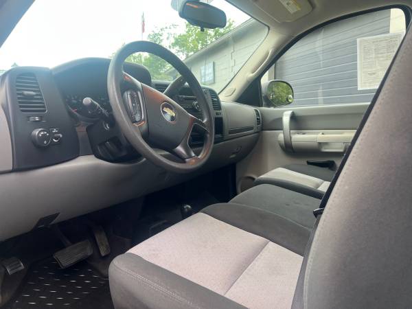 2009 Chevy Silverado 1500 4x4 1 dueño 92,000 millas - $5,500 (Mass / línea NH)63615276362881124