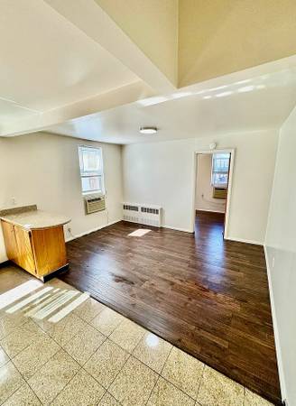 $1,500 / 2br - Bright 2BR Apartment At Flushing (Queens)63995969905283122