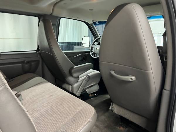 2011 Chevrolet Express LT 3500 - Photo 12