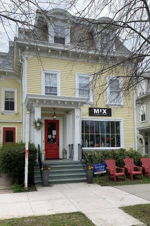 $1,795 / 1br - 1000ft2 - 1795 FOR THIS APARTMENT THAT FACES GUILFORDS HISTORICAL GREEN (DOWNTOWN  GUILFORD)64010164521219120