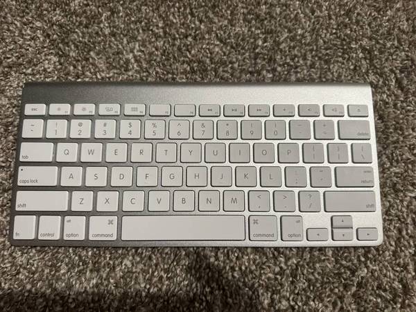 Apple Magic Keyboard 1
