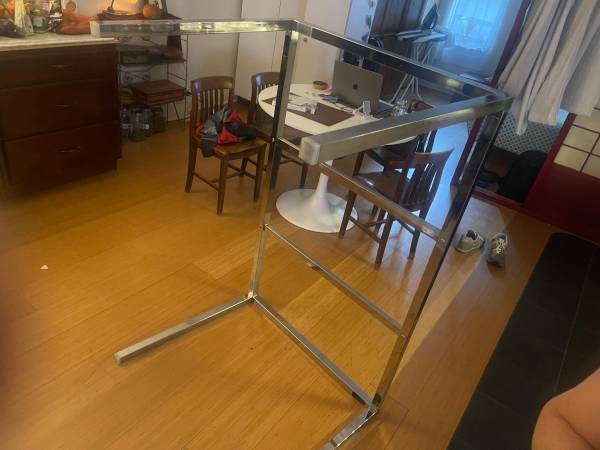 Mesa de vidrio blanco - $50 (Nueva York)63435960832771124