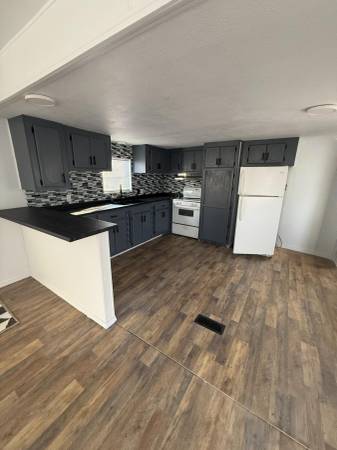 Charming 1-Bedroom Mobile Home with Private Courtyard & Utilities Incl 1