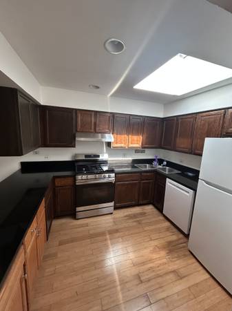 $1,950 / 2hab - ¡Viva con estilo en Touhy y Jarvis! Este luminoso y espacioso apartamento! (West Ridge)63918414857218120