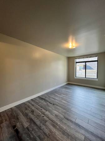 $1,345 / 1br - ¡1 dormitorio moderno en Morrison! Techos altos, pisos de madera sintética y admitimos mascotas! (Portland)63831325985283123