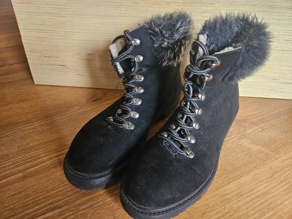 Size 8 Women's Black Boots with Fur 1