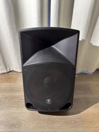 Mackie TH15A Powered Speaker 1