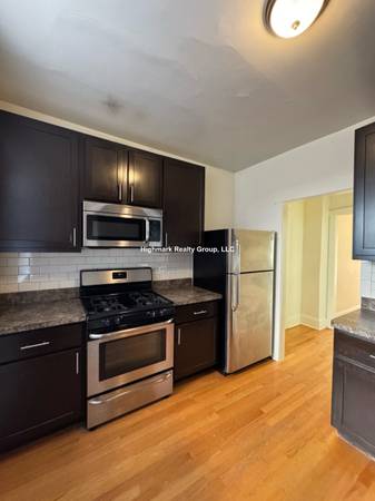 $2,100 / 2br - 🕯️🪵🧸Autumn Glow! 2BD + Sunroom Haven in Lincoln Square🕯️🧸🪵 (Chicago)63781279590915120