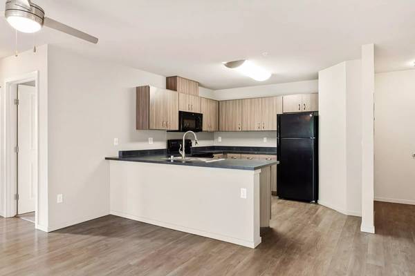 $2,475 / 1br - 804ft2 - Central location in Renton. 1 Bed, 1 Bath! Stop by for a tour! (Renton)63884892805889121