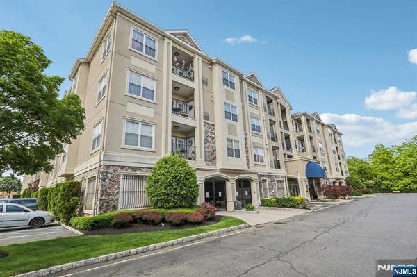 This is meant to be - Res Lease in Clifton. 2 Beds, 2 Baths 1