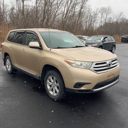 2011 Toyota HIGHLANDER base awd - $4,99963489680361347122