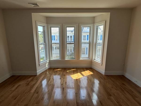 $4,400 / 4br - 1500ft2 - Brand-new condo quality apartment at best location in Stoughton (Stoughton)63817539904259121