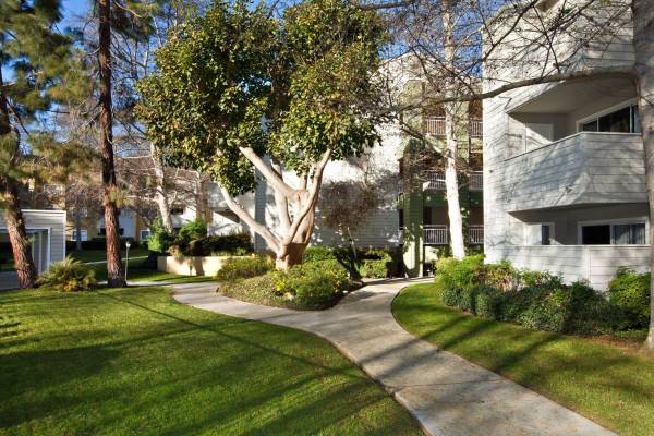 $3,045 / 2br - 975ft2 - Granite Countertops, Ceiling Fans, Courtyard View63657310472705124