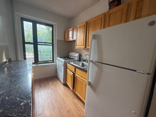 1 bedroom with yard space available in the Bedford park area 1