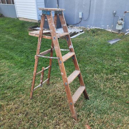 5' WOODEN A-FRAME LADDER 1