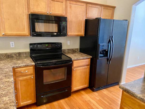 $2595.00 / 5br - 2788ft2 - Casa de cinco habitaciones con vistas en un lote esquinero63658263899905123