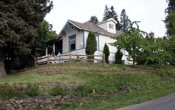 Four bedroom house with mountain views in town! 1