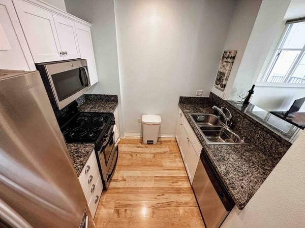 $2,500 / 1br - 468ft2 - Gaslamp studio, ocean & city view, 10th floor, free parking, safe (Downtown San Diego, gaslamp quarter)64037388623233123