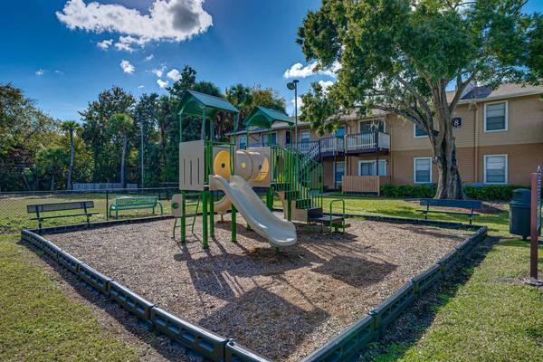 $1,892 / 2br - 920ft2 - Tampa FL, 2bd 2ba, Coffee & Tea Bar (Wonderful lake view)63976137757186122
