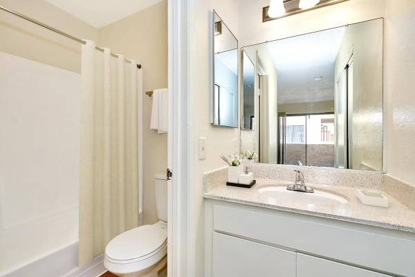 $2,500 / 2br - 793ft2 - 2 dormitorios, áreas de picnic, acceso al transporte público (Santa Clarita-Newhall)63857624311553123