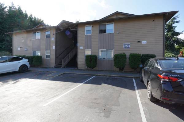 $1,245 / 1br - 750ft2 - Spacious top floor one bedroom apartment with a large private balcony (Tukwila)63814660925699120