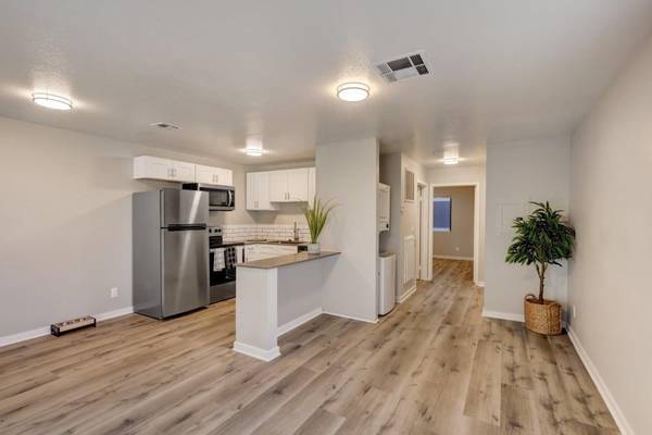 $1,204 / 2br - 875ft2 - Shimmering Swimming Pool, Spacious Closets, Dishwasher63907028944003122