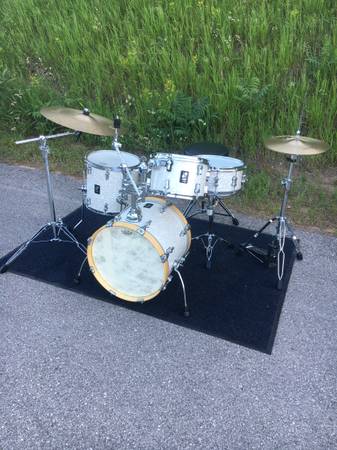 Sonor Drumset with DW Hardware and Gig Bags 1