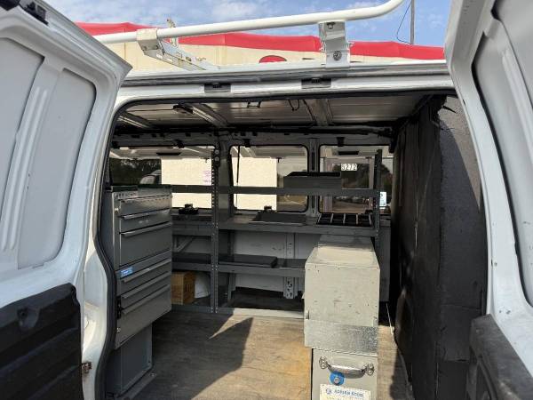 2015 Chevrolet Express 3500 - Photo 5