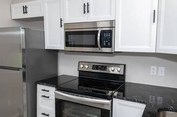 $1300.00 / 2br - 1200ft2 - 2 Bed | 2 Bath | Modern Renovation | Pet-Friendly | Private Patio & Pa63974467565698124