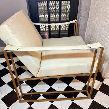 Silla blanca de cuero con detalles (con estampado de avestruz, marco de acero dorado) - $200 (Bajo East Side)63471466792705121