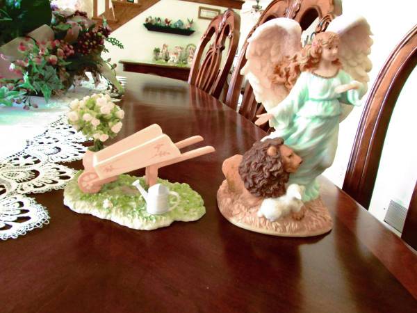 2 Seraphim Angel figurines 1