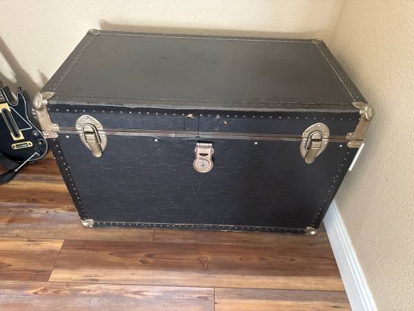 Vintage Steamer Trunk / Footlocker Storage Chest 1