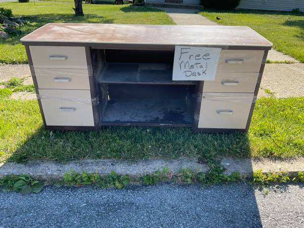 FREE Metal Desk - - Scrappers bonus weight 1
