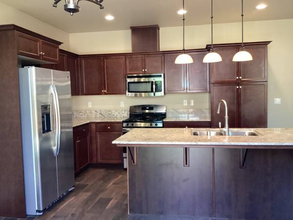 $2,195 / 3br - 1356ft2 - 3930 W. Prescott Ave (Visalia)63809664386433124