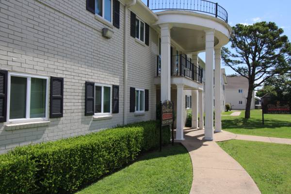 $890 / 2br - 850ft2 - From Errands to Evenings Out — It’s All Close By. (Tulsa)63982279529474120