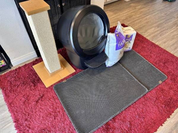 BUNDLE— Litter-Robot 4 w/ Scoop, Litter, 2 Litter Mats, and Premium Scratching 1